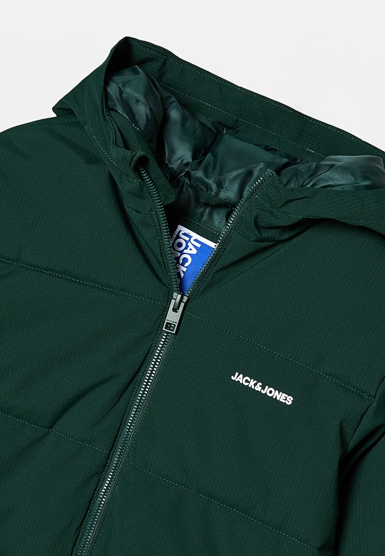 Dunkelgrüne gepolsterte Jacke mit Kapuze, ausgestattet mit einem Reißverschluss vorne, strukturiertem Stoff und einem weißen Logo "JACK & JONES" auf der Brust.