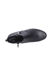 Stivale alla caviglia in pelle nera con una texture liscia, dotato di chiusura con zip, dettagli di cucitura minimi e una punta arrotondata.