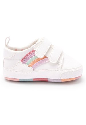 Baskets en toile blanches avec des bandes Velcro, ornées d'un design arc-en-ciel en paillettes multicolores et d'une semelle à motifs dans des teintes pastel.