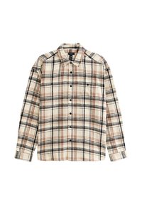 Camisa de franela de cuadros en tonos beige con rayas negras y marrones, de manga larga, con botones al frente, cuello y bolsillos en el pecho, extendida sobre fondo blanco.