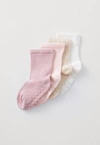 Set aus vier Kleinkind-Socken aus weichem Baumwollmix; Farben umfassen Hellrosa, Beige, Creme und Weiß, mit strukturierten Griffen an den Sohlen.