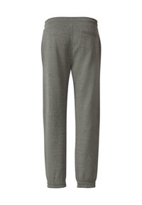 Grijze sweatpants met elastische boorden en tailleband, met een enkele achterzak, weergegeven vanuit de achterkant op een witte achtergrond.