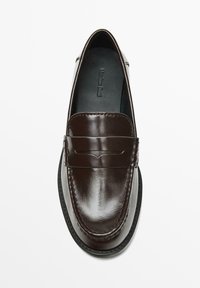 Mocassino in pelle marrone con una finitura liscia, caratterizzato da una punta cucita e una banda decorativa sulla tomaia. Fodera interna nera.