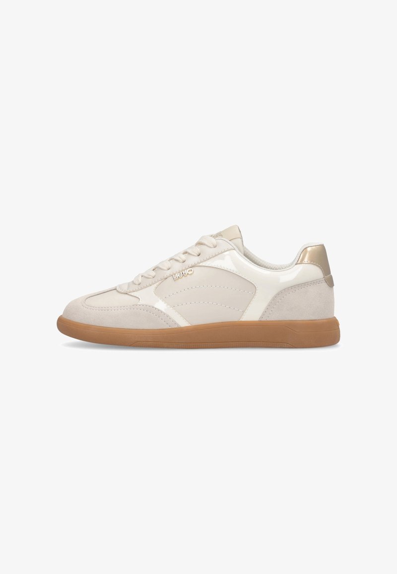 Alacsony szárú bézs sneakers fehér részletekkel, világosbarna gumitalppal, velúr és lakkbőr részletekkel, valamint "Liu Jo" márkázással az oldalon.