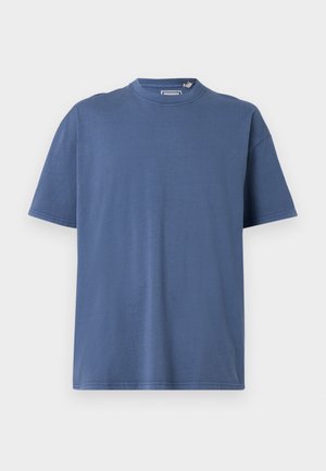 T-shirt azul de mangas curtas feito de algodão macio, com decote redondo e um ajuste confortável, apresentando mínimos detalhes de costura.