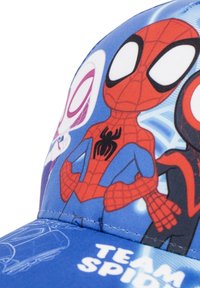 Cappello blu con grafica di Spider-Man. Realizzato in tessuto misto poliestere con visiera curva, colori vivaci e design dei personaggi distintivo.