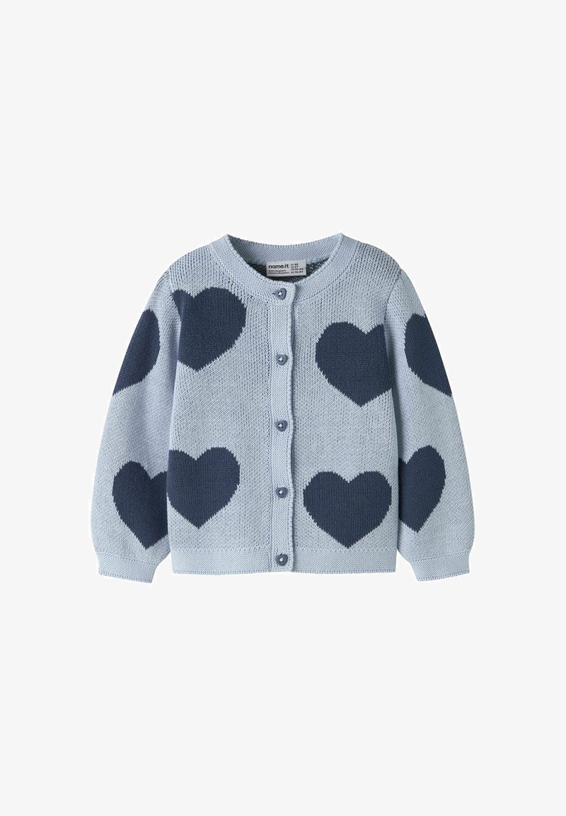 Cardigan tricoté bleu clair avec motifs de cœurs bleu foncé et fermeture à boutons sur le devant.