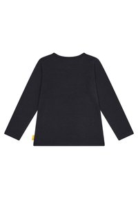Langärmliges navy T-Shirt aus weicher Baumwolle mit rundem Halsausschnitt, geradem Saum und einem kleinen gelben Logo-Tag an der unteren linken Ecke.