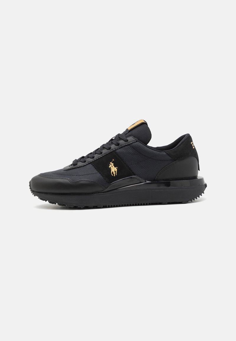Baskets basses noires avec lacets noirs, semelle en caoutchouc, logo Polo doré sur le côté et marquage doré sur la languette et le talon.