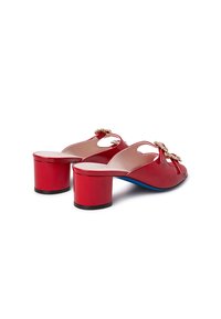 Sandali con tacco a blocco in vernice rossa, con punta aperta, caratterizzati da un fiocco decorativo con embellishments nella parte anteriore e una soletta blu.