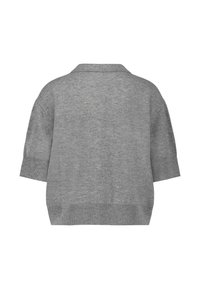 Rövid ujjú szürke pulóver, kötött textúrával, galléros kialakítással, laza szabásban, bordás aljjal és mandzsettákkal. Tiszta, minimalista stílus.