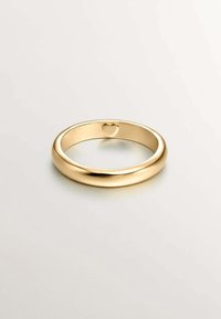 Anillo de oro con una banda lisa y redondeada; presenta un pequeño corte en forma de corazón en un lado. El acabado pulido realza el brillo y la elegancia.