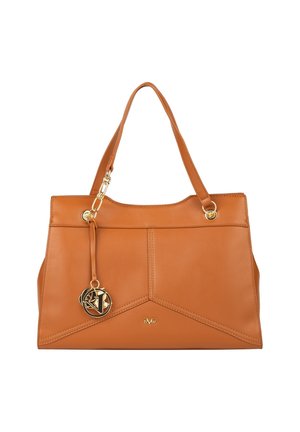 Handtas van lichtbruin leer met dubbele handvatten, hoekig ontwerp, gouden beslag en een decoratieve hanger. Gladde textuur met gestikte accenten.