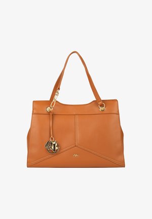 Handtas van lichtbruin leer met dubbele handvatten, hoekig ontwerp, gouden beslag en een decoratieve hanger. Gladde textuur met gestikte accenten.