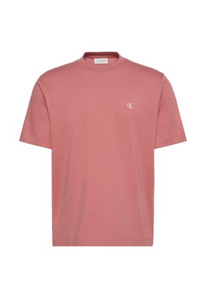 Różowa koszulka z krótkim rękawem i okrągłym dekoltem z małym białym logo "cK" po lewej stronie na piersi od Calvin Klein Jeans.