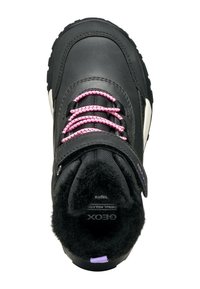 Bota de invierno negra con parte superior de cuero texturizado, cordones rosas y un forro interior suave. Cuenta con una correa de Velcro y una suela robusta.