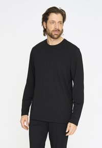 Sort langærmet t-shirt lavet af blødt stof, med rund hals og afslappet pasform. Glat tekstur med minimal detaljering.