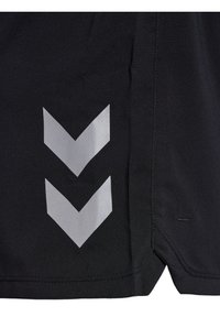 Pantaloncini sportivi neri realizzati in tessuto liscio, con un motivo a chevron riflettente in argento sul lato sinistro e orlo cucito.