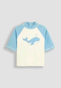 Tricou scurt cu mâneci, în bleu deschis și crem, cu un grafic cu balenă în albastru, având un guler înalt și cusături în contrast.