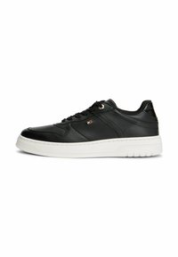 Sneaker in pelle nera con dettagli perforati, chiusura con lacci e suola in gomma bianca. Presenta un piccolo logo laterale.