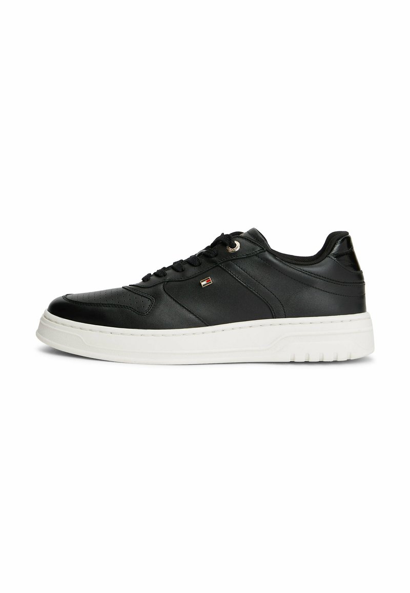 Sneaker in pelle nera con dettagli perforati, chiusura con lacci e suola in gomma bianca. Presenta un piccolo logo laterale.