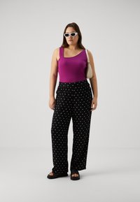 Vero Moda Curve VMCBUMPY WIDE - Trousers - black/white