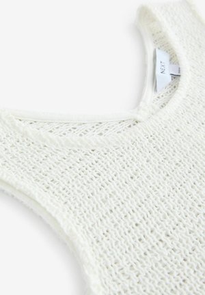 Weiße gestrickte Tanktop mit loser Webstruktur, abgerundetem Halsausschnitt und einem Etikett mit dem Markennamen "NEXT".
