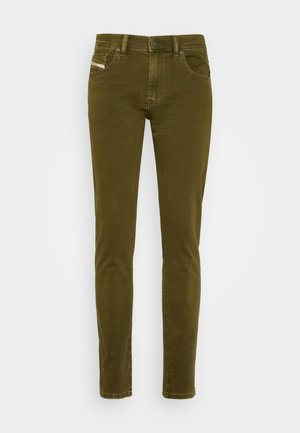 Pantalones de mezclilla elásticos en verde oliva con corte ajustado, diseño de cinco bolsillos y detalle de costura visible en el bolsillo delantero.