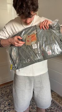 Levi's dryžuota marškiniai plastikiniame įpakavime su apykakle, įvairiomis etiketėmis ir kišenė su siuvinėta detale.