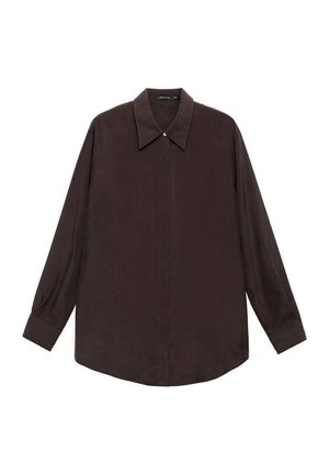 Camicia a maniche lunghe in tessuto marrone scuro con colletto a punta, chiusura anteriore con bottoni e orlo dritto. Texture liscia e fitting morbido.