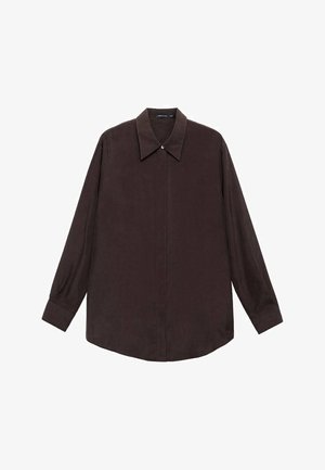 Camisa de manga larga en tejido marrón oscuro con cuello puntiagudo, cierre frontal de botones y dobladillo recto. Textura suave y corte holgado.