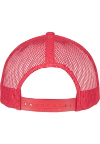 Rød mesh snapback hat med en solid rød plastikrem bagpå. Har en rund form og ventilationshuller for åndbarhed.