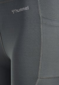 Grå prestanda leggings med en slät textur, med flatlock-sömmar, en logotyp i en ljusare nyans och en åtsittande design för komfort.