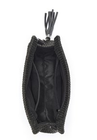 Borsa clutch nera intrecciata con esterno testurizzato, foderato in tessuto interno e dettaglio in pelle con nappina. Presenta una tasca interna con zip.