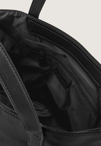 Borsa a tracolla in pelle nera con un'esterno texturizzato. L'interno presenta una fodera nera liscia e una tasca con zip per una conservazione sicura.