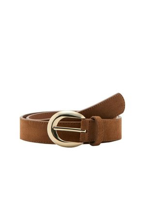 Ceinture en suède marron avec boucle arrondie en métal doré, enroulée sur fond blanc.
