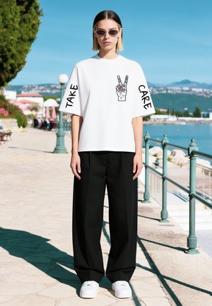 Mira Paris TAKE CARE OVERSIZED BOXY TEE 26 UNISEX - T-Shirt print - white