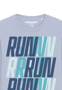 Helles blaues Baumwoll-Sweatshirt mit überlappendem "RUN"-Text in verschiedenen Blautönen und Türkis. Rundhalsausschnitt und weiche Textur.