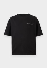 Zwarte katoenen t-shirt met korte mouwen en een ronde hals. Voorzien van witte geborduurde tekst "VERSWIL CULTUUR NIET" op de voorkant.