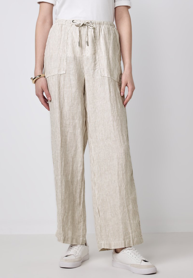 Linnenmix, hoog gewaiste, wijde broek in een beige en witte verticale streep patroon. Heeft een elastische tailleband met koord en zijzakken.