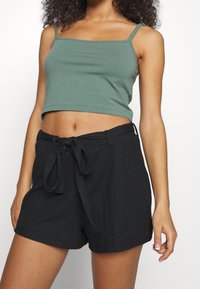 Vero Moda Petite Šortky - black