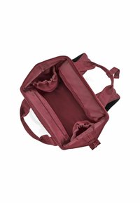 Bolsa de tela color marrón con cierre de cremallera, dos bolsillos laterales y asas robustas. El interior cuenta con un forro suave y un bolsillo adicional con cremallera.
