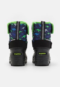 Wasserdichte KangaROOS-Stiefel mit lebhaftem blauen und grünen Dinosauriermuster, schwarzen Gummisohlen, Klettverschlüssen und einem gepolsterten Kragen.