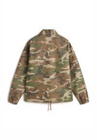 Tarnjacke in einer Mischung aus Grün, Braun und Beige. Sie hat einen Kragen, lange Ärmel und einen Kordelzug am Saum.