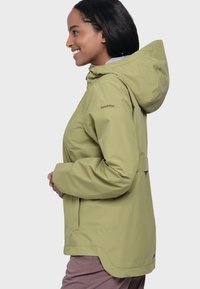 Hellgrüne wasserdichte Jacke mit Kapuze, Reißverschlusstaschen und tailliertem Schnitt. Glatte Textur und leicht taillierte Passform.