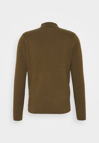 Pull-over à manches longues en maille marron avec un col, présentant une texture lisse et un design simple, sans fermetures visibles ni motifs.