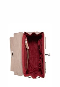 Beige Wildlederhandtasche mit rotem Futter. Verfügt über eine strukturierte Form, eine Reißverschlusstasche und Rüschenakzente entlang der inneren Kanten. Sichtbare silberne Beschläge.