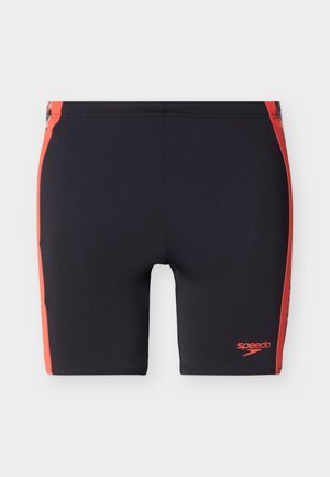 Crne kupaće gaće s crvenim bočnim panelima i logotipom Speedo na donjoj desnoj nozi, dizajnirane za muškarce.