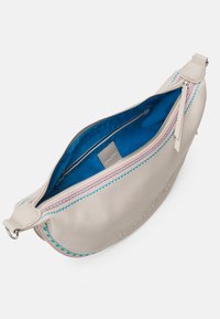 Desigual BAG RAVEN KUWAIT - Sac à main - crudo