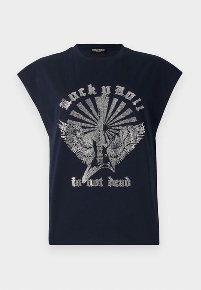 Majica od pamuka u tamnoplavoj boji s širokim dizajnom ramena. Sprijeda se nalazi srebrni grafički prikaz s krilima, električnom gitarom i natpisom "Rock n Roll nije mrtav."